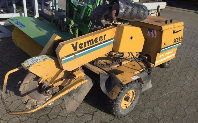 Lyngfeldt a/s med Rodfræser/Stubfræser ved Hadsten