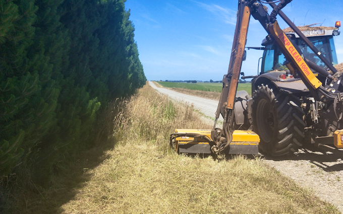 Four seasons contracting  with Hedge cutter/mulcher at Wallacetown