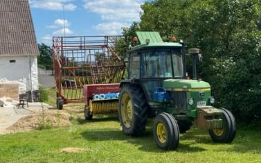 Brøndel foder og halm med Småballepresser ved Slagelse