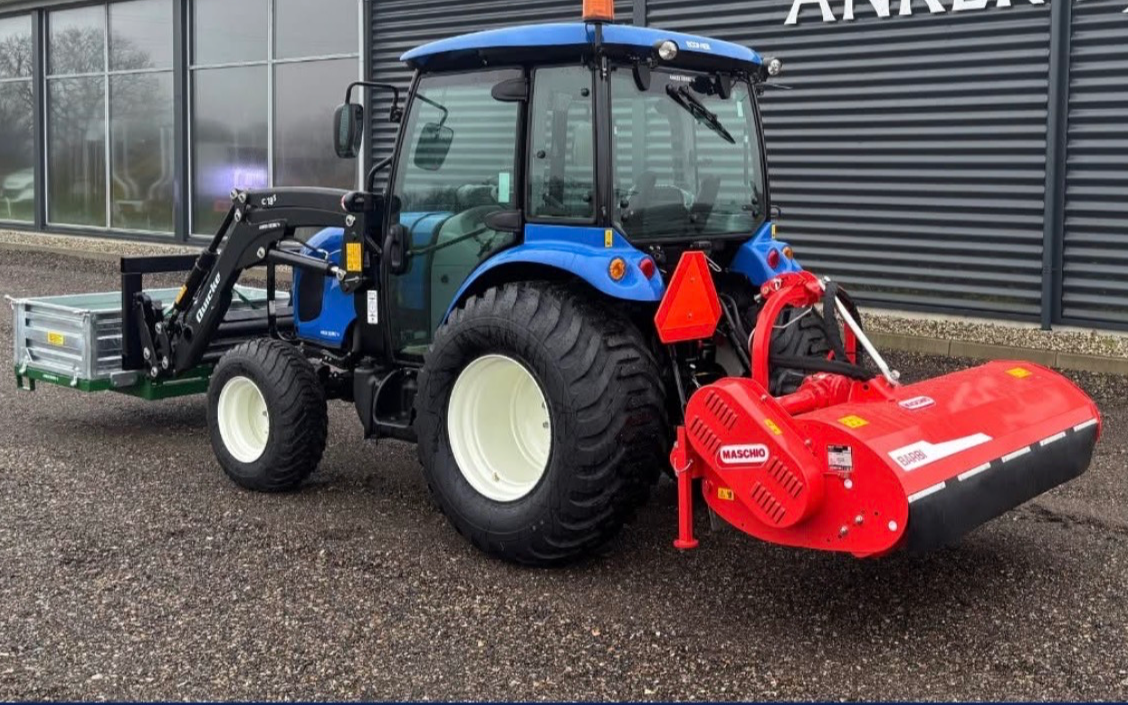 Maans tømrerfirma med Traktor under 100 hk ved Bækmarksbro