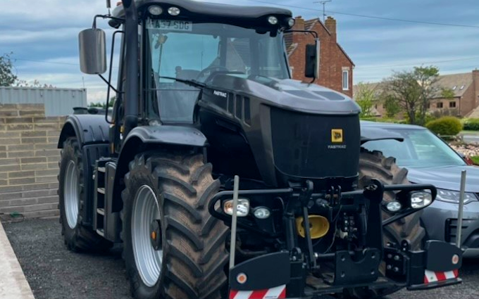 Sdg groundwork solutions ltd with Tractor 201-300 hp at Newnham