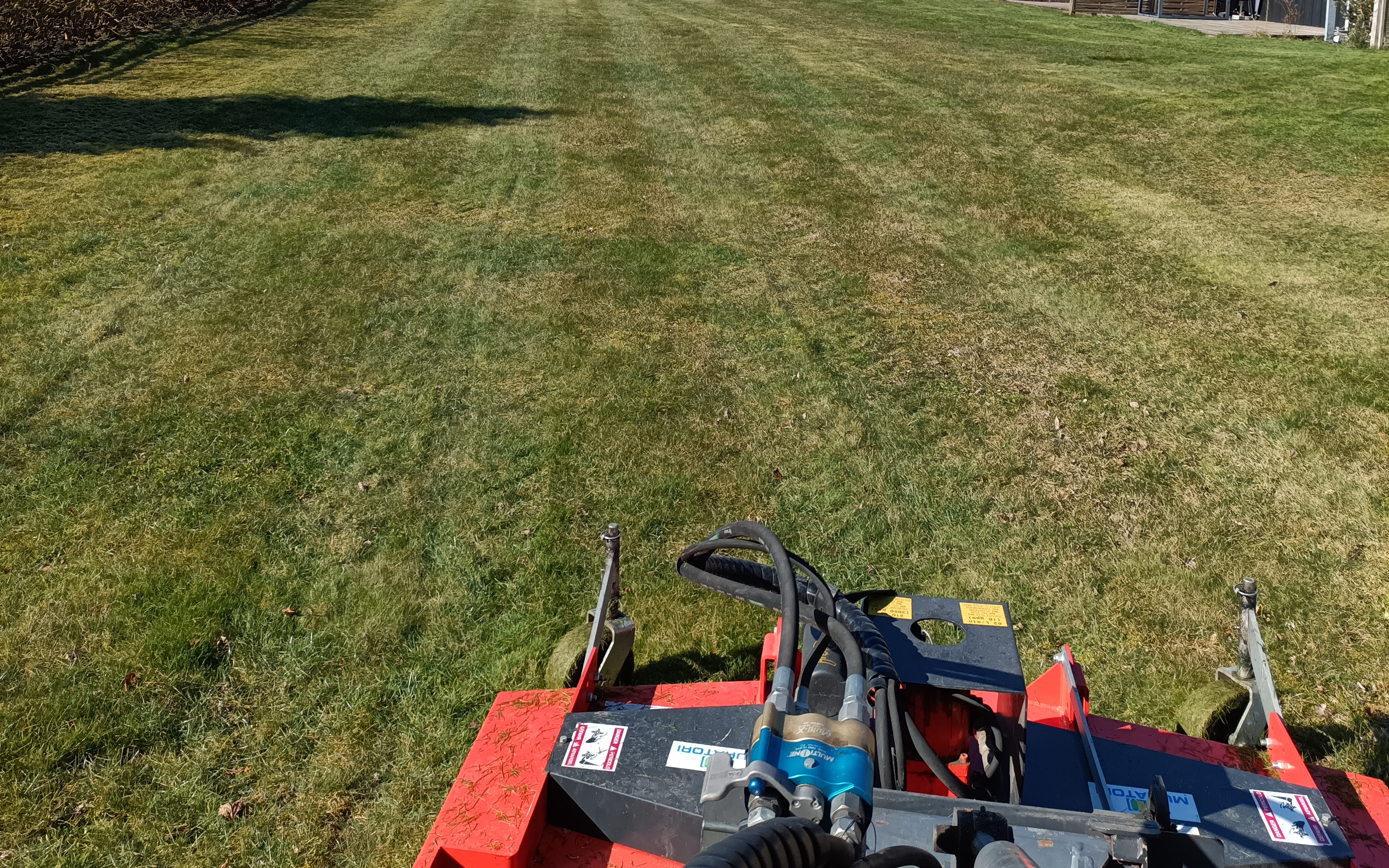 Ude & inde med Græsslåmaskine ved Kettinge