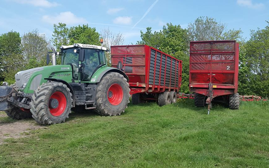 Grølstedgård maskinstation  med Vogn m. udlæggerbånd ved Fårvang