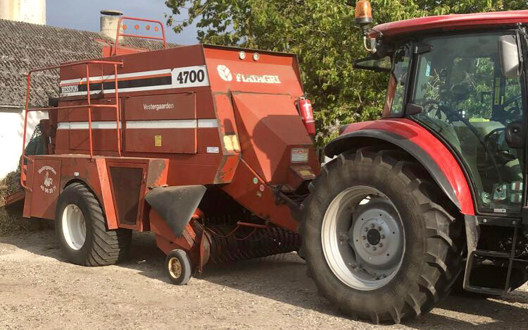 Juelsmindegården  med Mini-bigballepresser ved Grenå