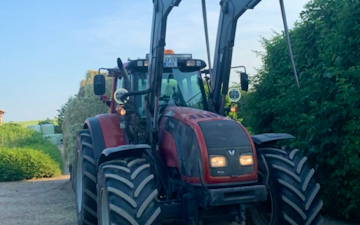 Overdrevets landbrugsservice med Traktor med frontlæsser ved Ruds-Vedby