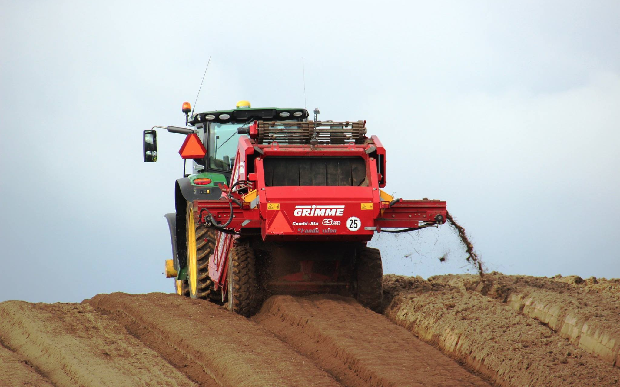 Risgårdens maskinstation med Stenstrenglægger ved Skals
