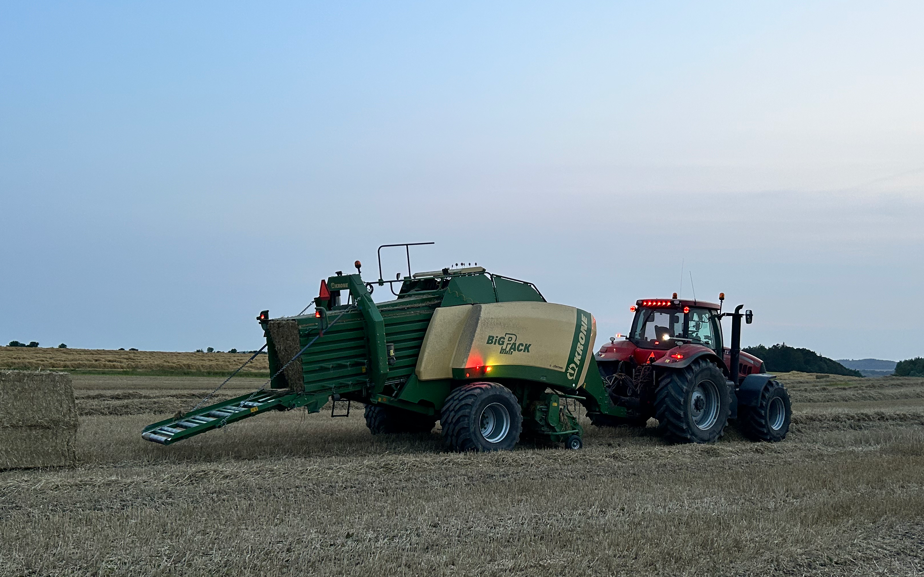 Hedeager entreprise  med Bigballepresser ved Auning