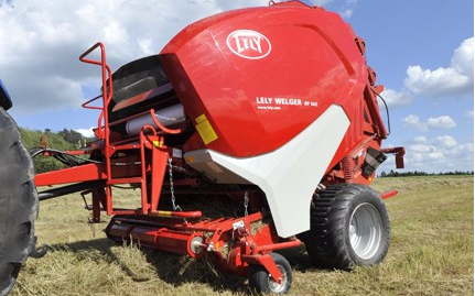 I/s ødegård med Rundballepresser ved Ølgod