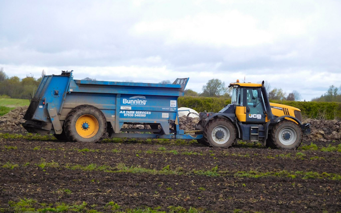 Jlr farm services with Manure/waste spreader at Misterton