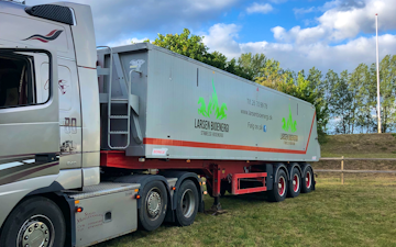 Larsen bioenergi med Lastbil ved Hørve