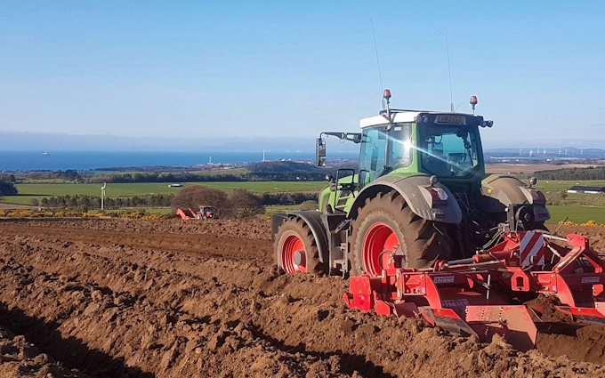 Henderson agri services  with Tractor 100-200 hp at Craigrothie
