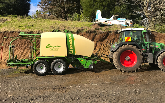 S marshall contracting limited  with Round baler at Ratapiko