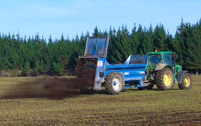 Mckenzie brooker contracting  with Manure/waste spreader at Oxford