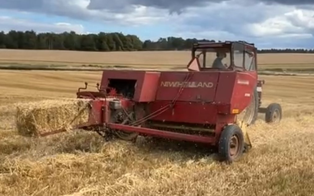 Am agro med Småballepresser ved Hovedgård