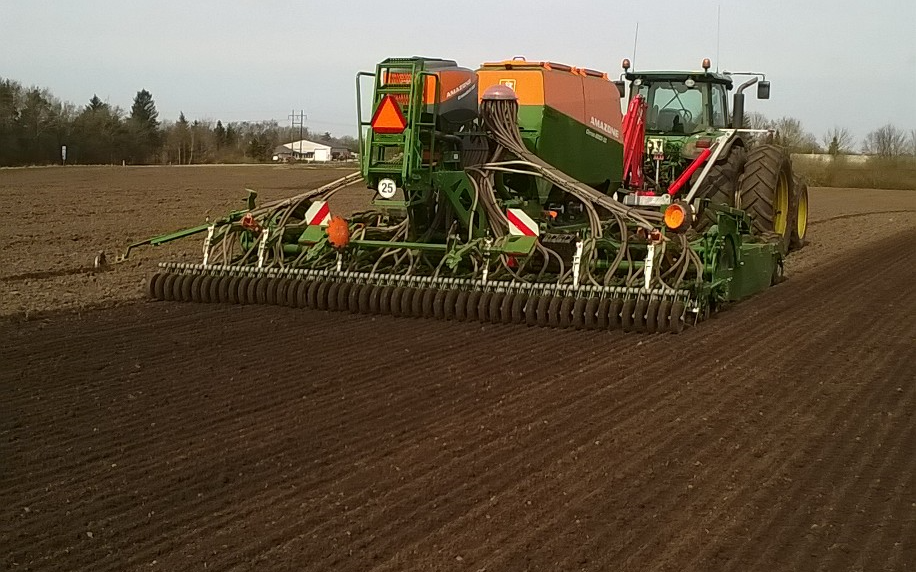 Tj agro aps med Såmaskine ved Skive