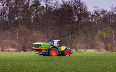 Klithgaard med Gødningsspreder ved Randers