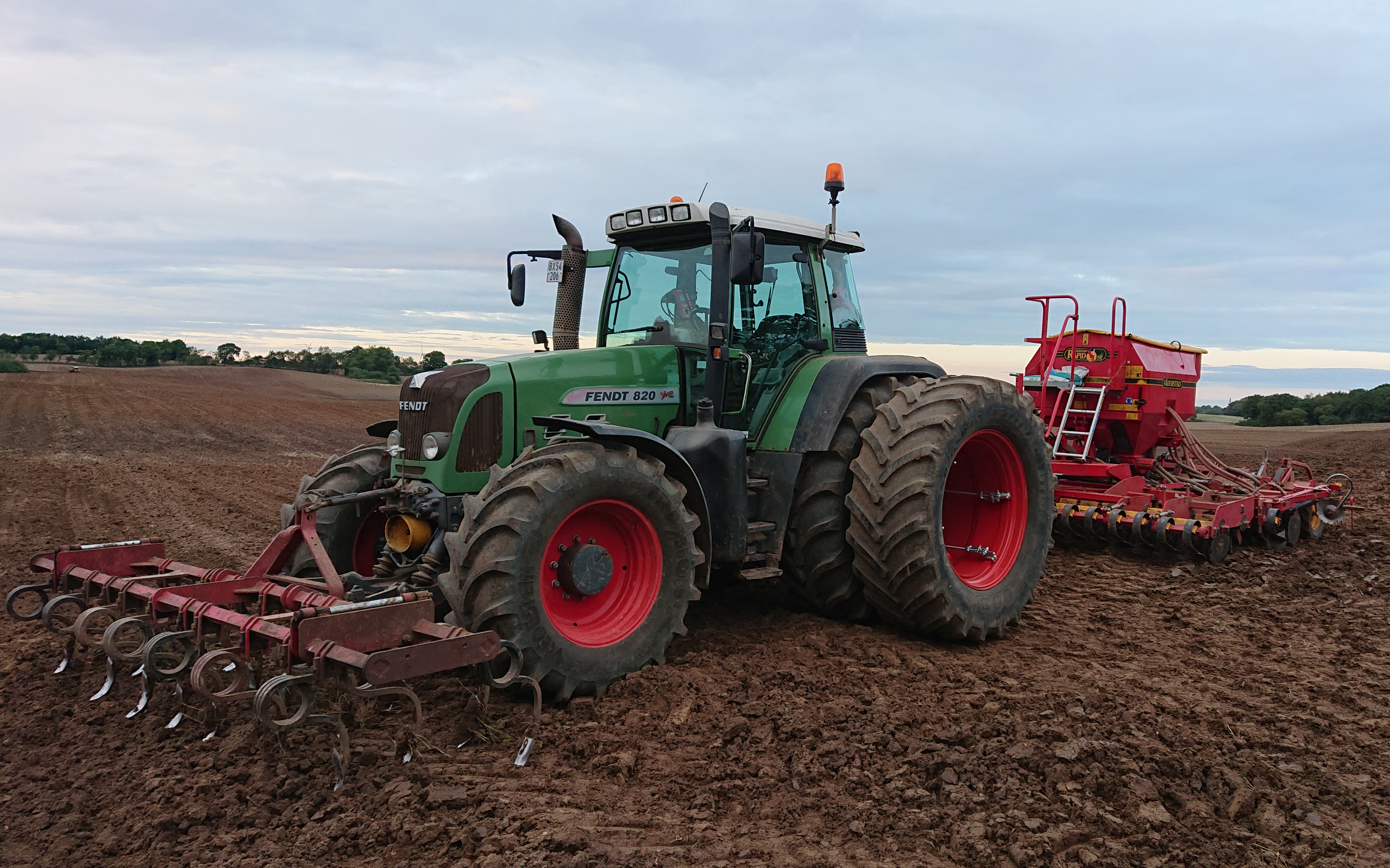 Hennings vikar og maskinrådgivning med Såmaskine ved Bredsten