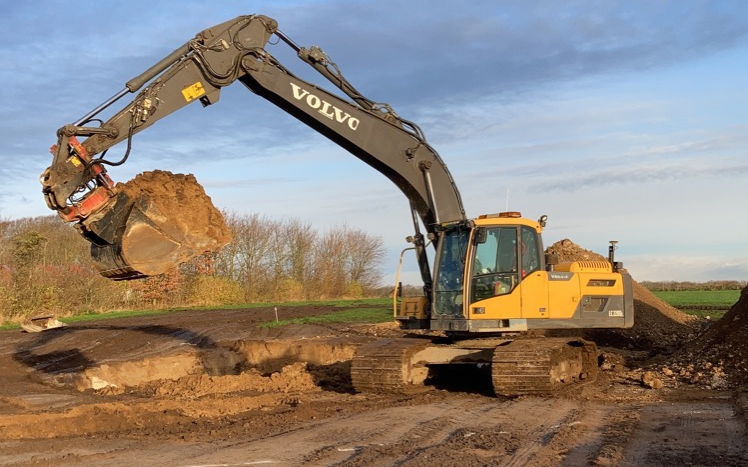 Mellergaard entreprenør  med Gravemaskine ved Dybvad