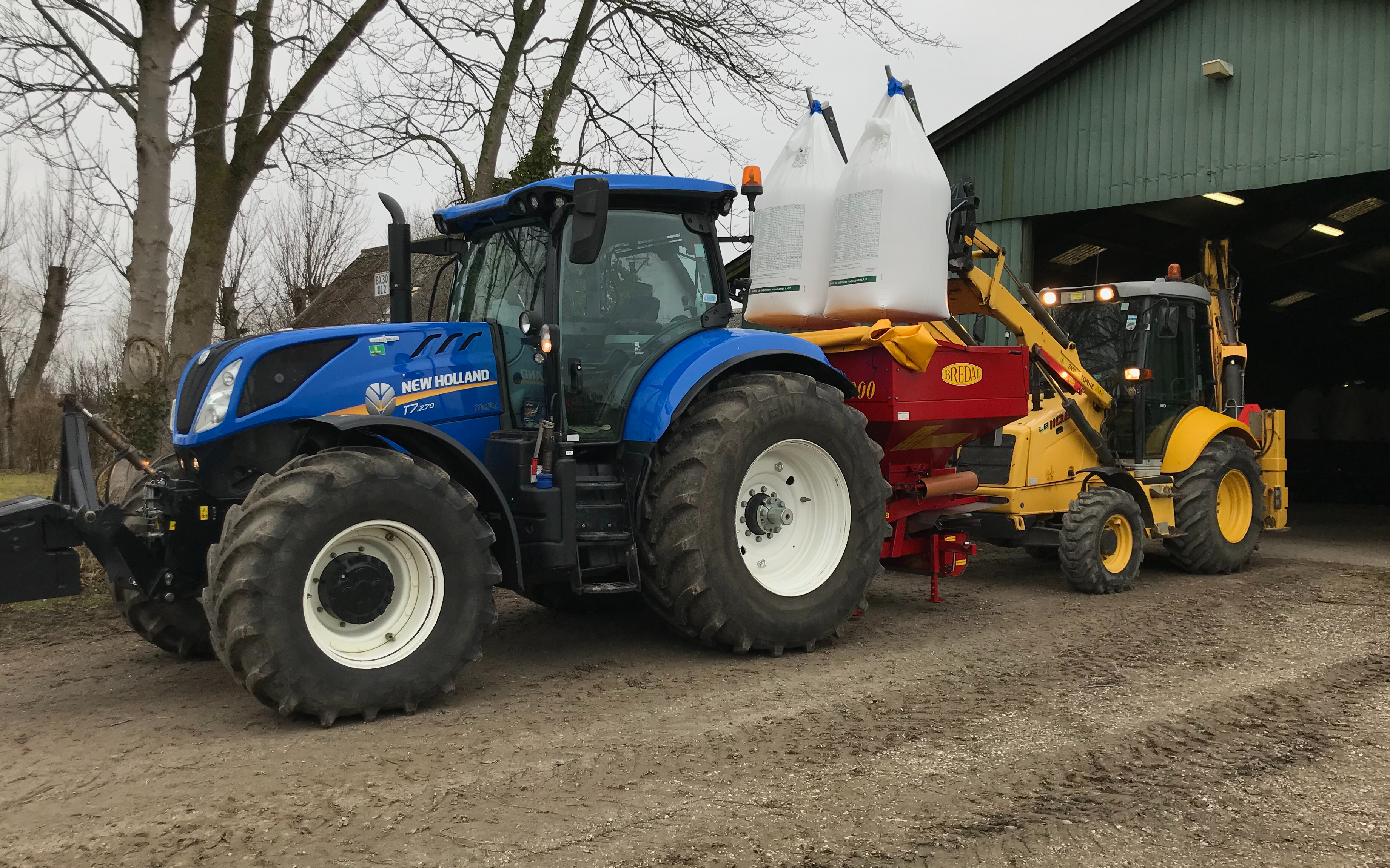 Raahauge agro med Gødningsspreder ved Store Heddinge