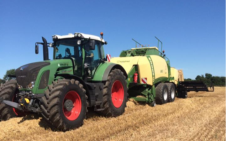 Fårelund entreprenør og maskinstation med Bigballepresser ved Ribe