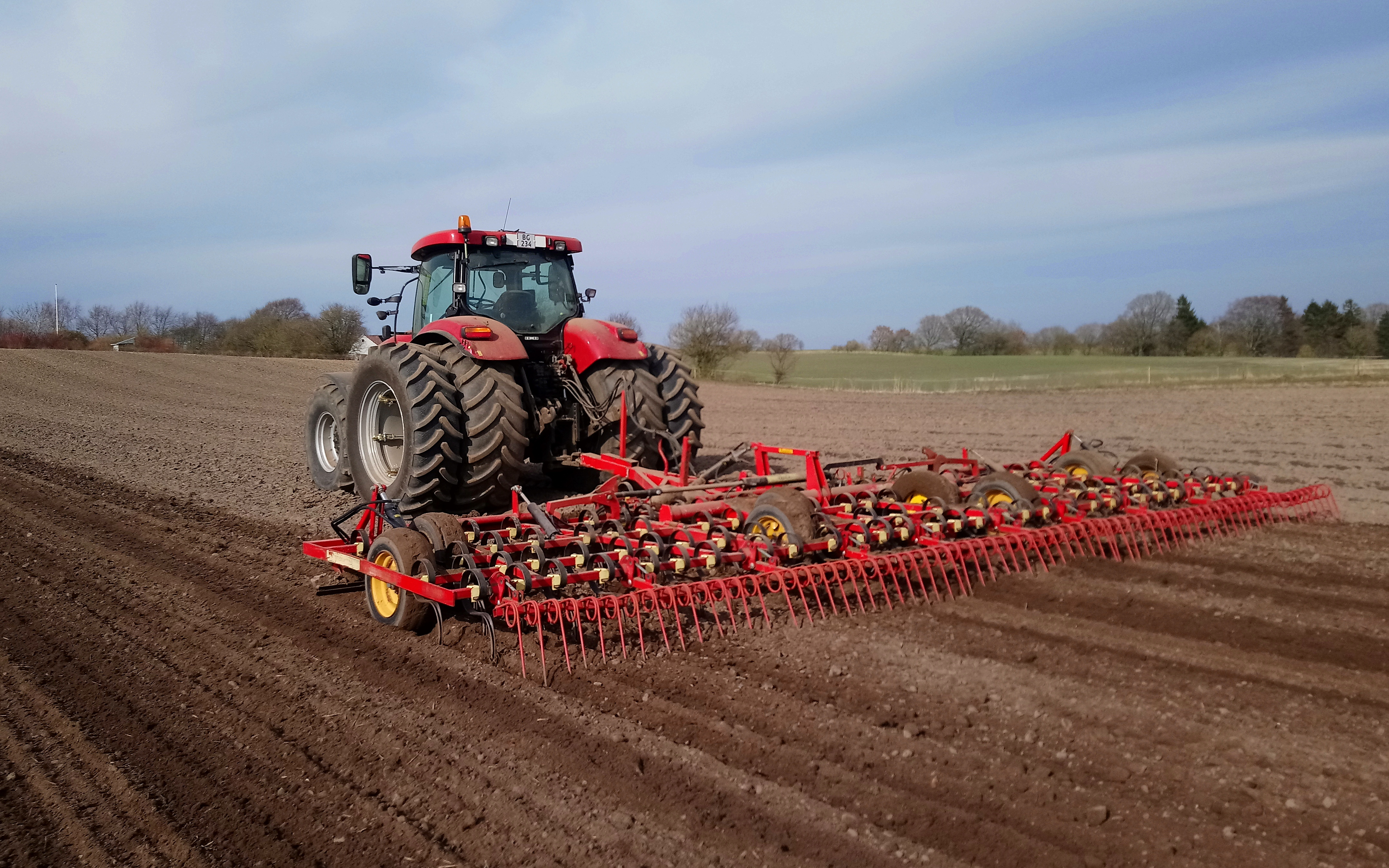 Vinkel landbrugs- og entreprenørforretning med Præcisionsharve ved Viborg