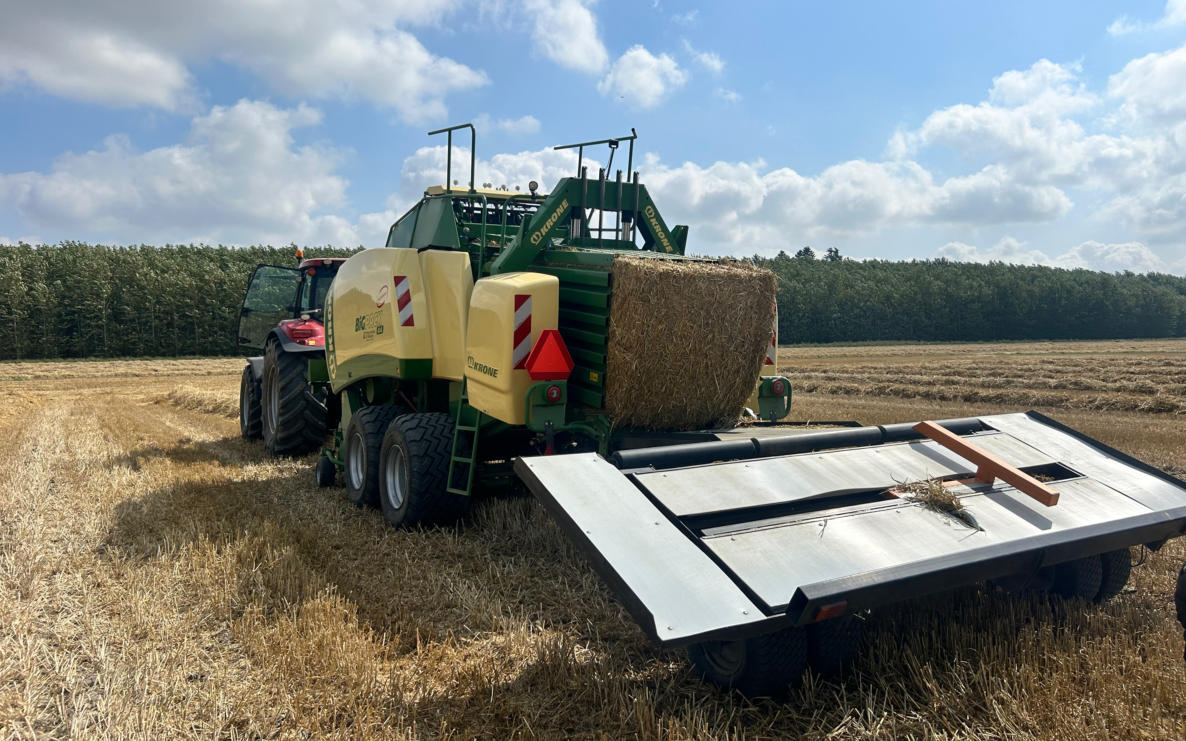 Hedeager entreprise  med Bigballepresser ved Auning