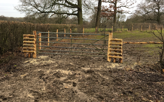 S l fencing with Fencing at Meadow Way
