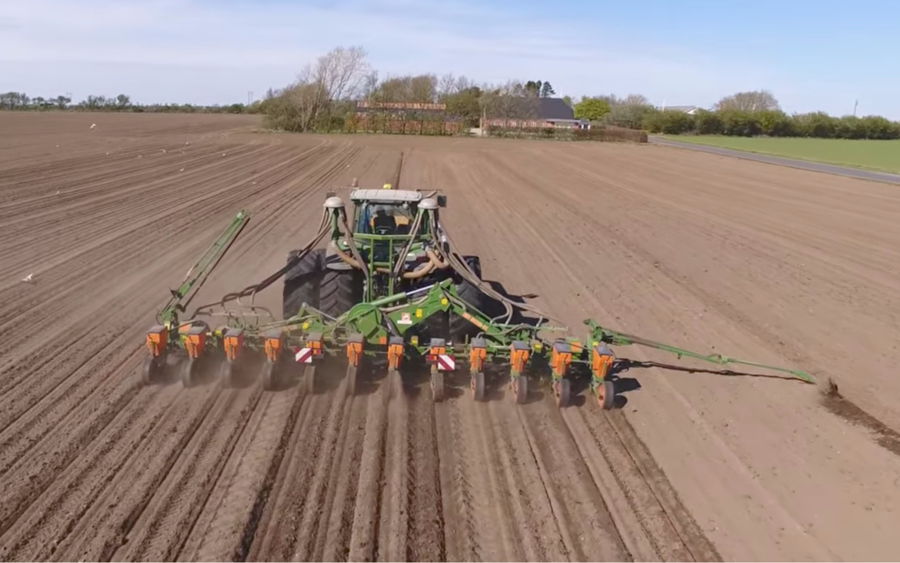 Hans tobiasen med Enkornssåmaskine ved Ribe