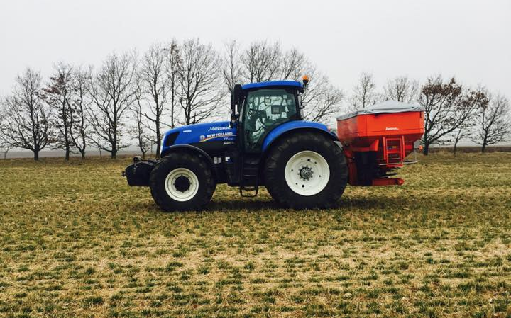 Mariesminde landbrug med Gødningsspreder ved Roslev