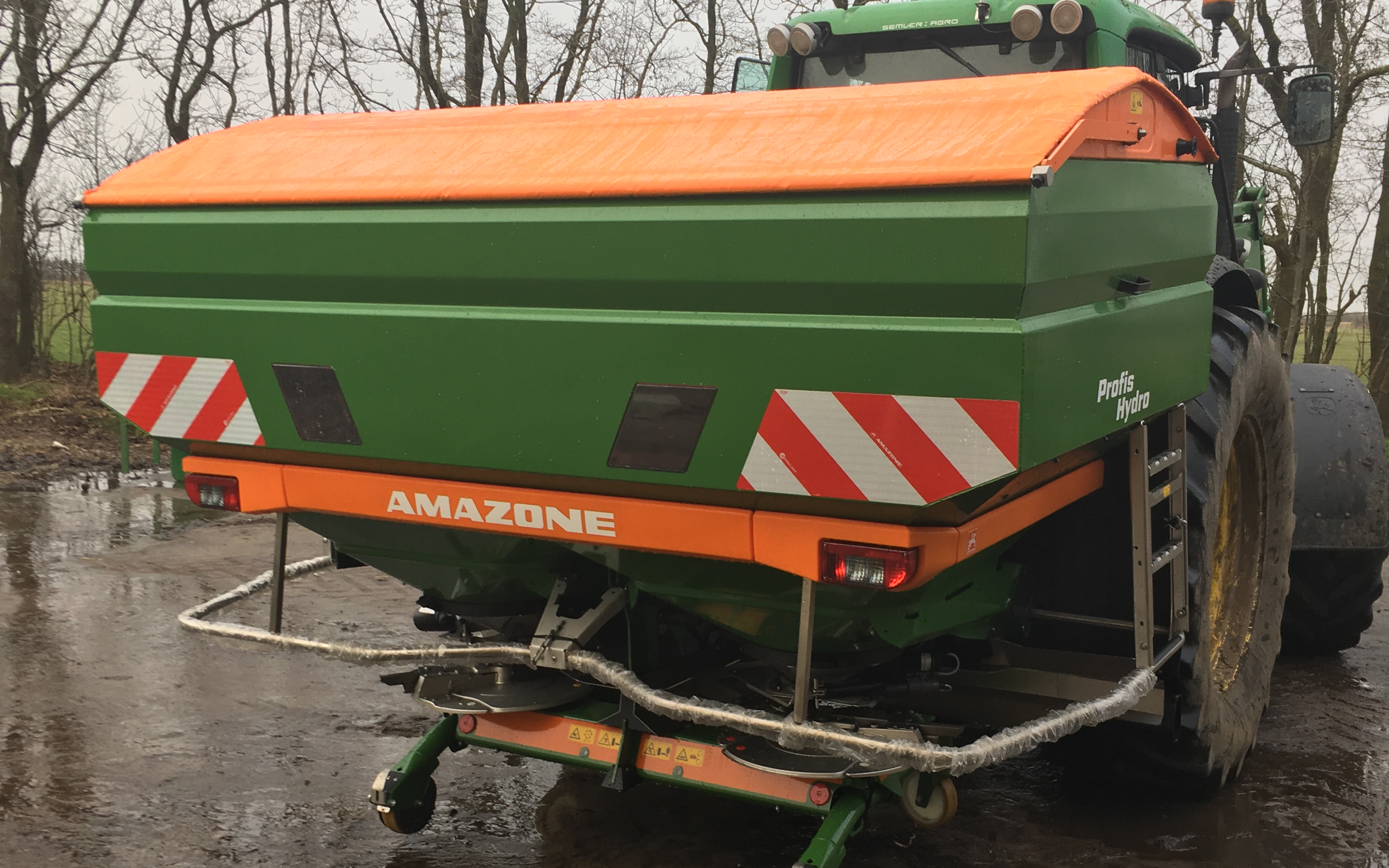 Kolstrupgaard med Gødningsspreder ved Bredebro