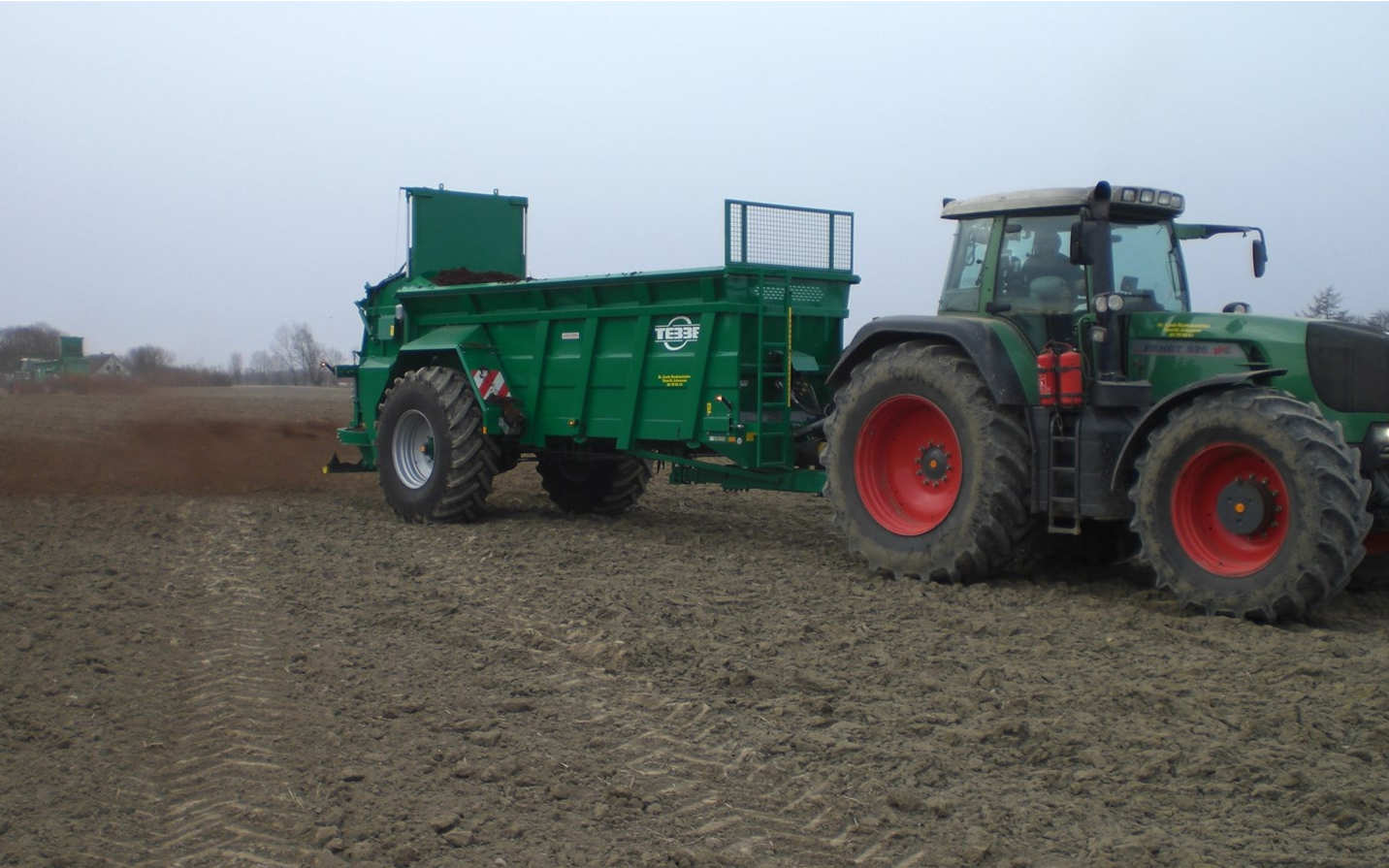 St. linde maskinstation med Møgspreder ved Karise