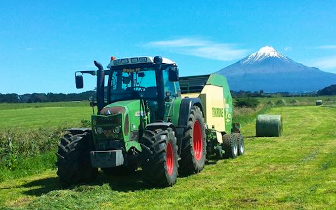 Doin it ltd contracting with Round baler at Manaia