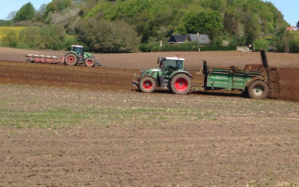 Svendgaards maskinstation med Møgspreder ved Brædstrup