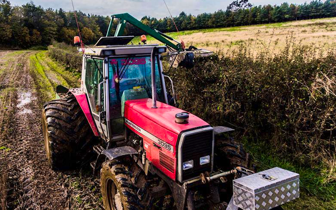 Jf agri contracts  with Hedge cutter at Comber