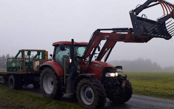 Aakerhjelms landbrugs services med Traktor med frontlæsser ved Tarm