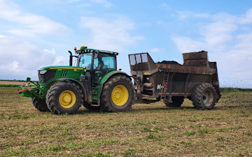 Green agricultural services ltd with Manure/waste spreader at Skidby