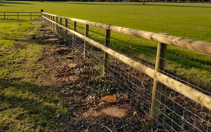 Nick menjou agricultural services with Fencing at Calcot Lane