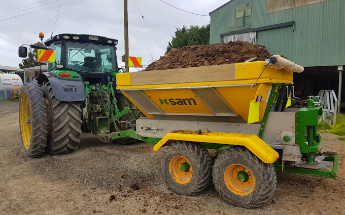 Cathcart contracting ltd  with Manure/waste spreader at Waikokowai