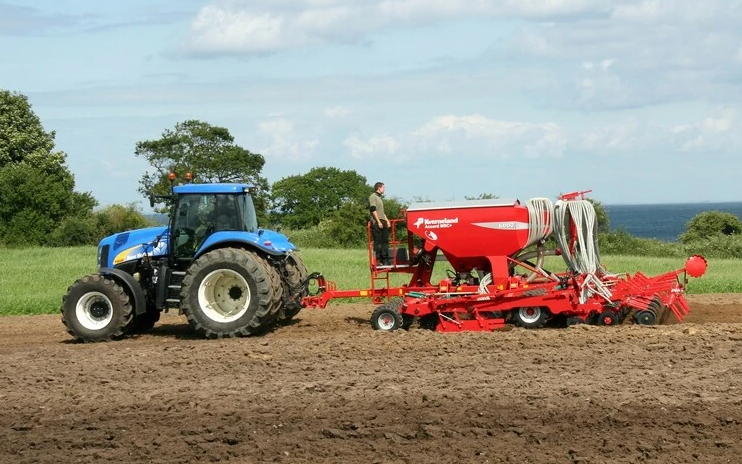 Enggaarden markservice med Såmaskine ved Svenstrup J