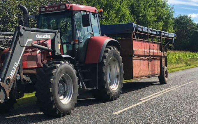 Kristensen byg &entreprenør  med Traktor med frontlæsser ved Agerbæk