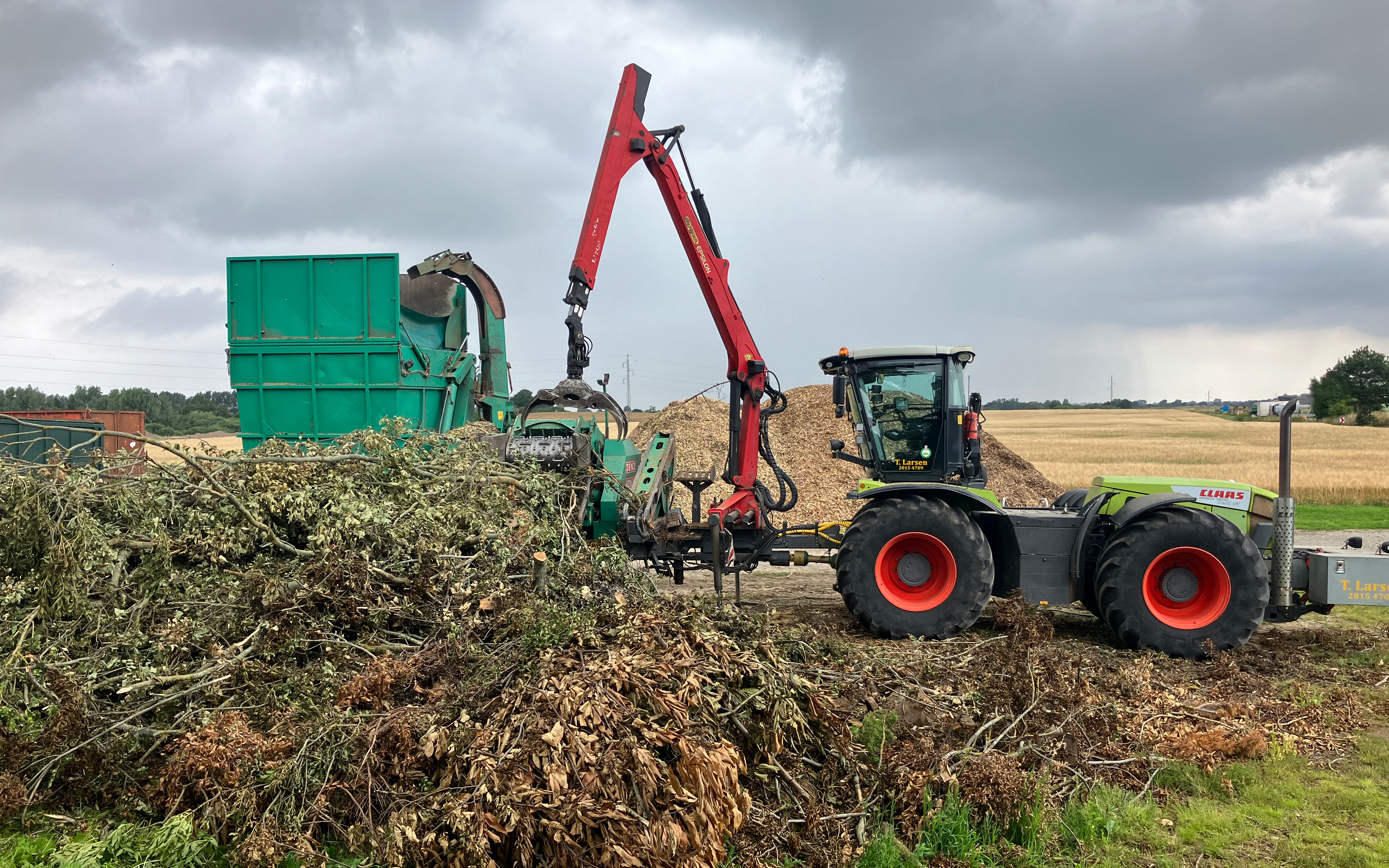 T. larsen entreprenør & udlejning med Flishugger ved Græsted