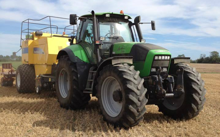 Nivehøj's maskinstation med Mini-bigballepresser ved Store Heddinge