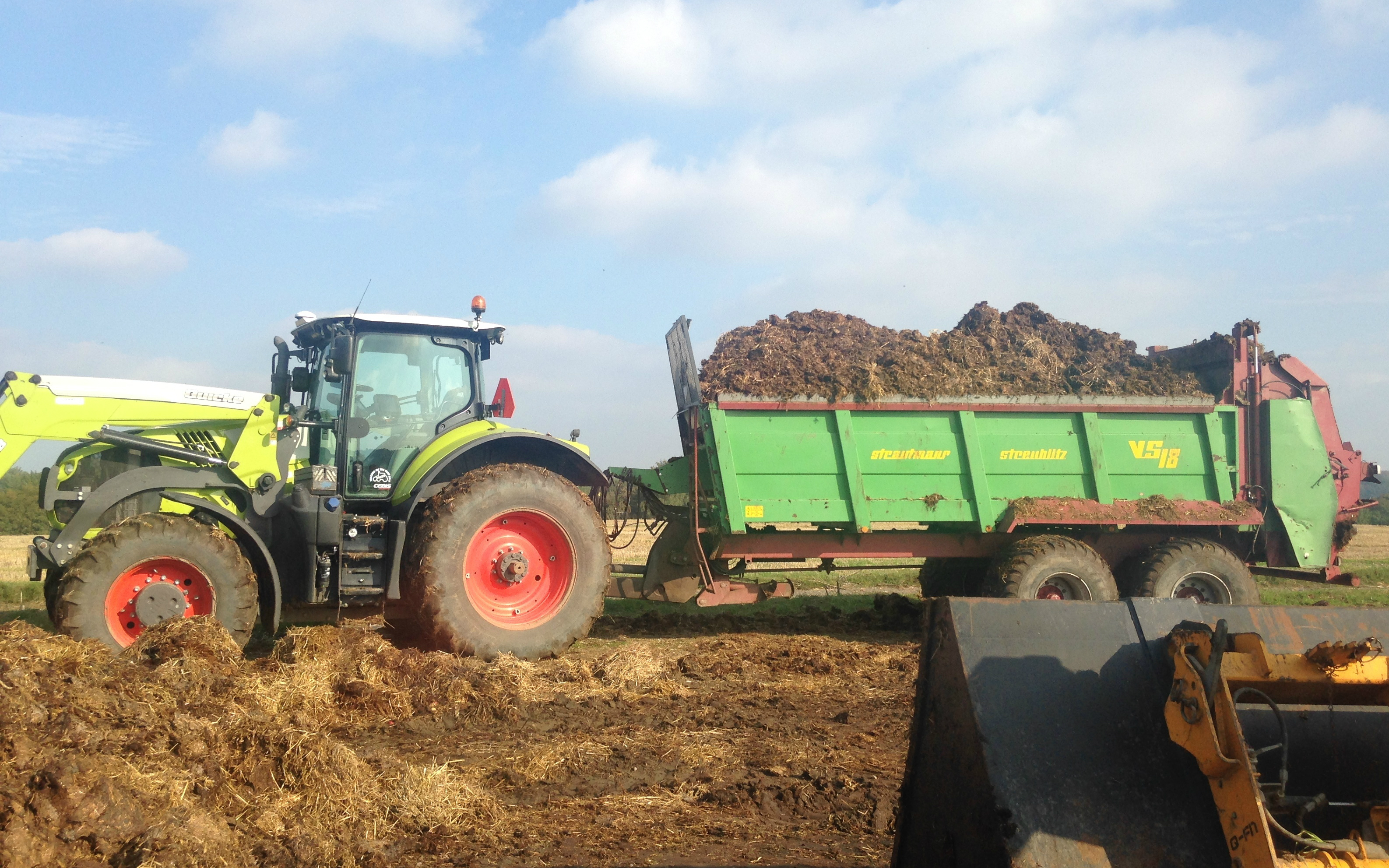 Tybjerggaard agri med Møgspreder ved Herlufmagle