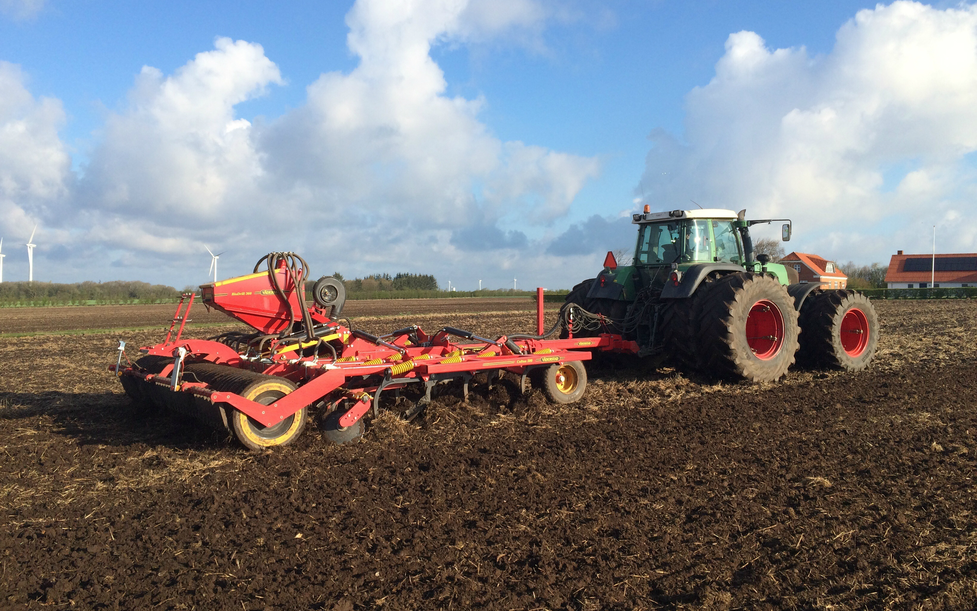 Fårborggård i/s med Såmaskine ved Fårborgvej