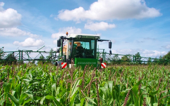 Risgårdens maskinstation med Selvkørende sprøjte ved Skals