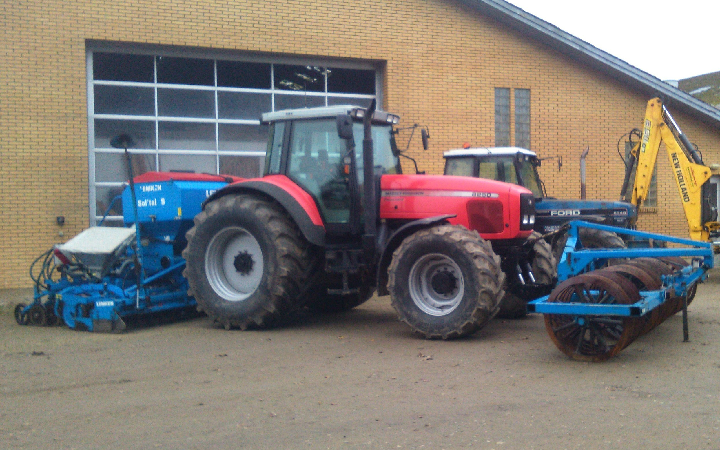 Peter jensen med Såmaskine ved Tårs
