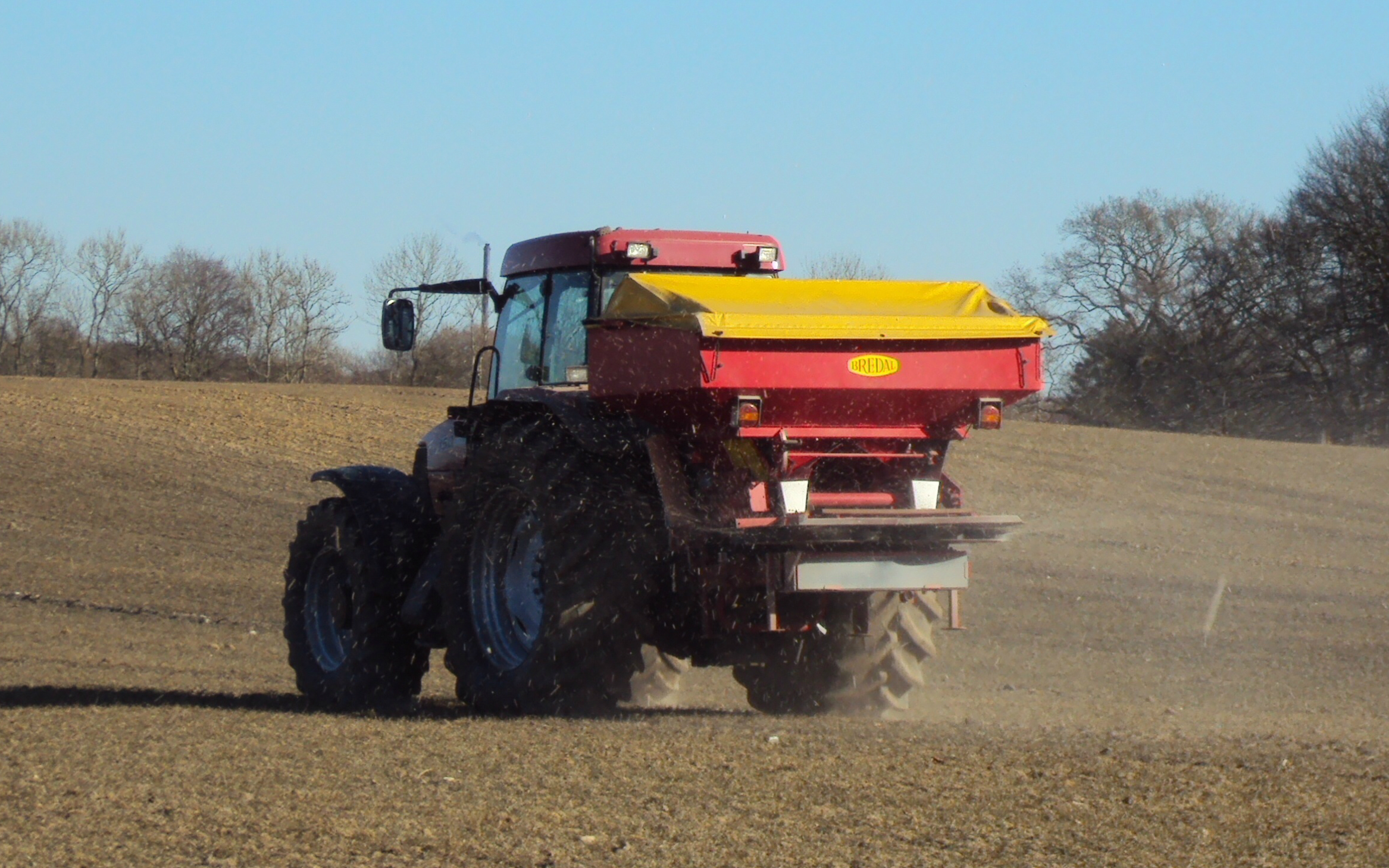 Pj agro med Gødningsspreder ved Herfølge