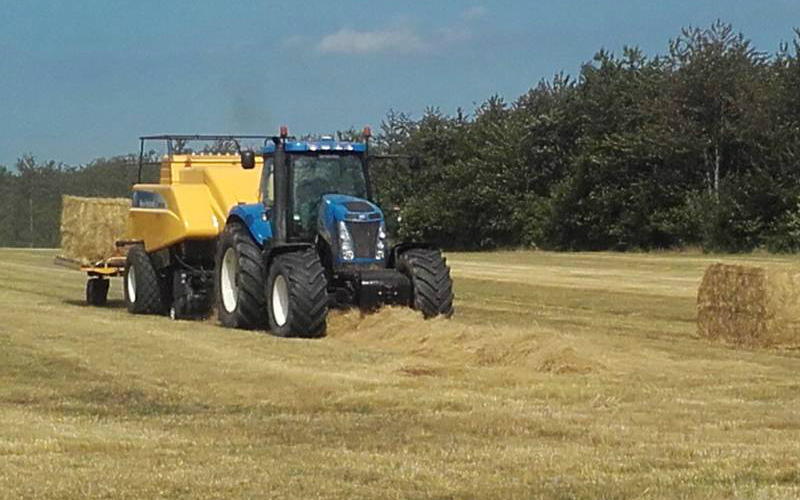Jørgen sørensen´s maskinstation med Bigballepresser ved Store Heddinge