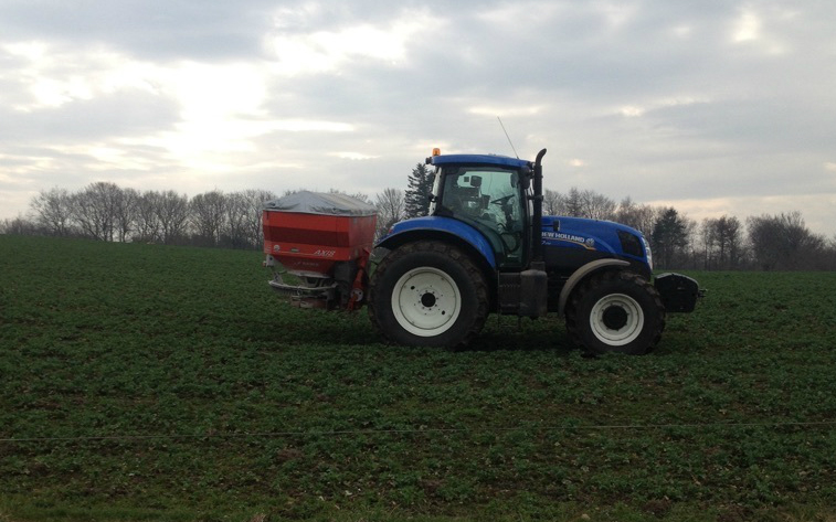 Højenstorgaard i/s med Gødningsspreder ved Vejle