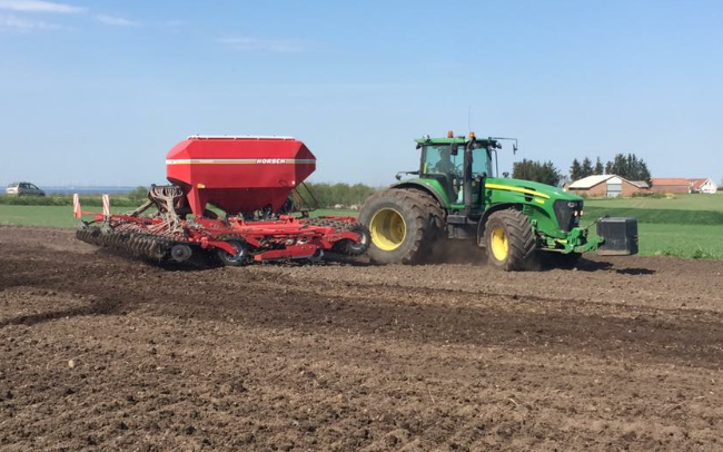 Mjallerupgård & mjallerup maskinstation med Såmaskine ved Løgstør